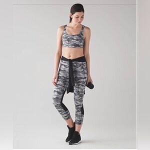 Lululemon Pace Rival Crop (22")
Power Luxtreme Hazy Days Black White / Black